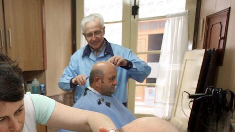 Foto de archivo de Manuel Vigo, en su barber�a mindoniense