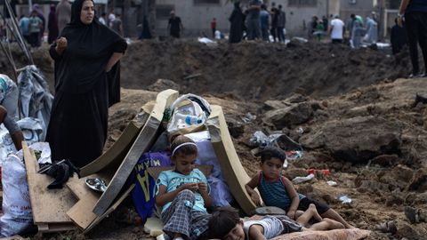 Una familia de desplazados en Gaza tras un ataque al campo de Al Manasrah, en Deir al Balah.