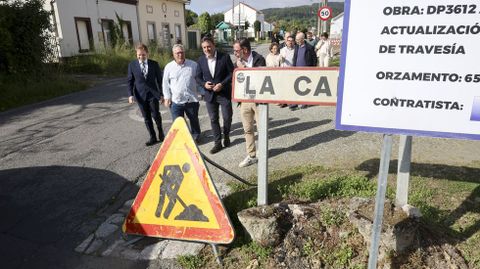 Visita a A Cabana. El presidente de la Diputación supervisó ayer las obras que construirán más aceras en la carretera DP-3612. Estuvo acompañado por Ana Vargas, vicepresidenta vecinal, el teniente de alcalde, Javier Díaz, y el portavoz del PSOE, Ángel Mato. <br />césar toimil