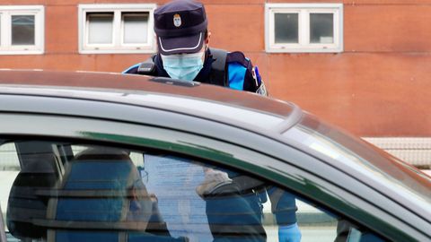 Control de Polic�a este lunes en una de las entradas a Oviedo. 