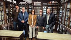 Paz Rodrguez, en el centro, en su visita a la Botica de Doade, en Beariz