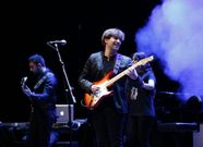 <span lang= es-es >Minimalia en el Auditorio</span>. El ourensano Daniel Minimalia present� ayer en el Auditorio su �ltimo trabajo, �Arenas de luna�. Dmostr� que �Olas del sur� es una canci�n que le puede dar el empuje definitivo, en la que se mezclan influencias de flamenco y del pop, con la potente voz de Rosa Cedr�n sobre la melod�a de guitarra. A Daniel Minimalia lo han calificado ya como el Mike Oldfield espa�ol. 