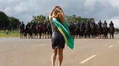 Una mujer gesticula hacia agentes de seguridad en Brasilia, durante el desalojo de una acampada bolsonarista