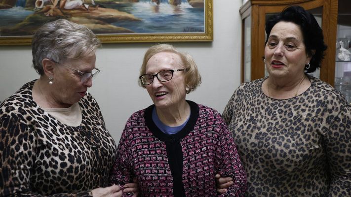 Esperanza Cortias, en el centro, rodeada de sus hijas