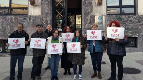 Miembros de la plataforma Stop Listas de Espera, concentrados delante de la sede del Sespa