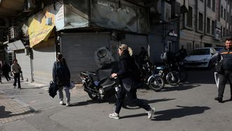 Gente corriendo por las calles de&nbsp;Teher&aacute;n tras el ataque