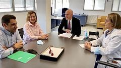 El gerente y la presidenta de la AECC de Pontevedra, Adolfo Santos y Carmen Abeledo, este jueves, en su encuentro con el gerente del �rea sanitaria, Jos� Flores