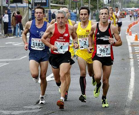 Carlos Ad�n, de amarillo, termin� dominando el grupo de cabeza.