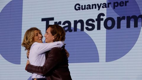 La vicepresidenta segunda del Gobierno y ministra de Trabajo, Yolanda Daz, y la alcaldesa de Barcelona, Ada Colau, durante la asamblea nacional de los comunes celebrada este domingo