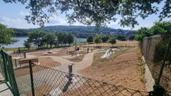 El parque canino y el embalse de Cachamuíña al fondo