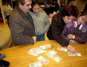 Algunos ni�os no conoc�an las pesetas y sus padres les est�n ense�ando su valor.