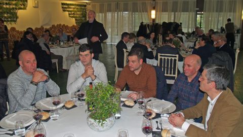 El en�logo Julio Ponce (derecha) en una mesa en la que estaba el hijo de C�sar Enr�quez, de Adega Cach�n (segundo por la izquierda)