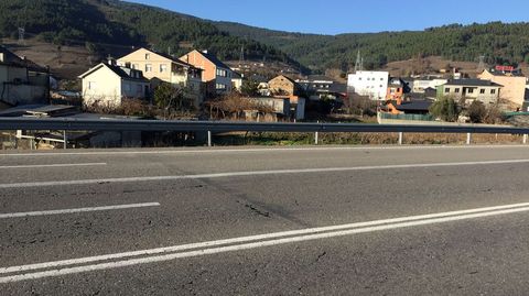 El estado de la N-120.grietas
El asfalto est� roto. Las grietas suponen un desperfecto m�s que muestra la N-120 entre Ourense y Valdeorras en diferentes puntos, como a su paso por el casco urbano de Vilamart�n.