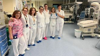 Equipo de enfermer&iacute;a de neonatolog&iacute;a del Hospital &Aacute;lvaro Cunqueiro con el certificado por la buena higiene de manos