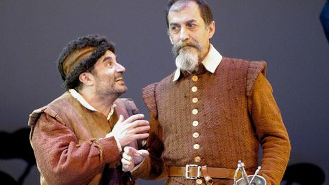 Enrique Men�ndez, en el rol de Sancho, y Ram�n Barea, como don Quijote, en �Morir cuerdo y vivir loco�, montaje sobre el texto de Fern�n G�mez que �l mismo dirigi� en el 2004