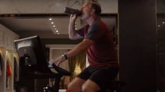 El actor Chris Noth, sobre la bicicleta en una escena de �And Just Like That...�