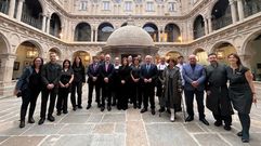 Raquel Snchez, Jos Tom y Pedro Blanco, en el claustro del parador de Monforte con algunos de los trabajadores del establecimiento