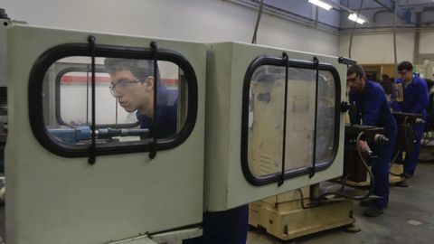 J�venes form�ndose en un un taller