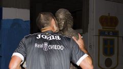 Diego Cervero besa el busto de Armando Barbn en el dcimo aniversario de su fallecimiento
