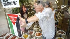 El alcalde de Pontevedra, Fernndez Lores, coloc el primero de los carteles de la campaa de apoyo a Palestina en el Grano de Oro, en la calle Peregrina
