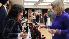 La critica Jancis Robinson, en el puesto de Ribeira Sacra en una cata en Londres