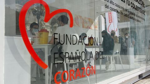 Campaa de control del colesterol de la Fundacin Espaola del Corazn en la plaza de Mara Pita en A Corua