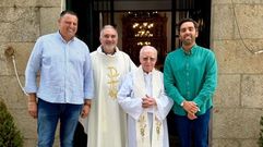 El sacerdote de Oroso Jos� Luis Rey, junto a Diego R�os Noya, entre el concejal Carlos Fern�ndez y el alcalde, �lex Doval. 