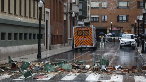 Una ambulancia delante de los escombros ocasionados por el derrumbe de la terraza del colegio San Vicente de Paul de Gijn