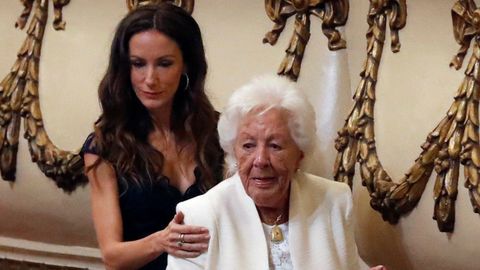 Menchu lvarez (d) y Telma Ortiz (d), la abuela y la hermana de la reina Letizia, respectivamente, asisten a la ceremonia de entrega de los Premios Princesa de Asturias 2019 que se celebra este viernes en el Teatro Campoamor de Oviedo