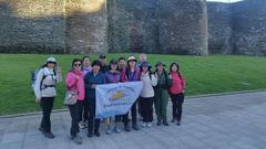 Un grupo de turistas chinos que hizo el Camino de Santiago con la agencia lucense Pambre Tours visitando la ciudad amurallada.