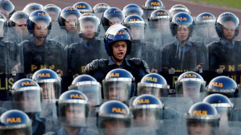 Policías antidisturbios marchan durante la ceremonia de traspaso de poderes del nuevo jefe de la Policía filipina en Quezon (Filipinas)