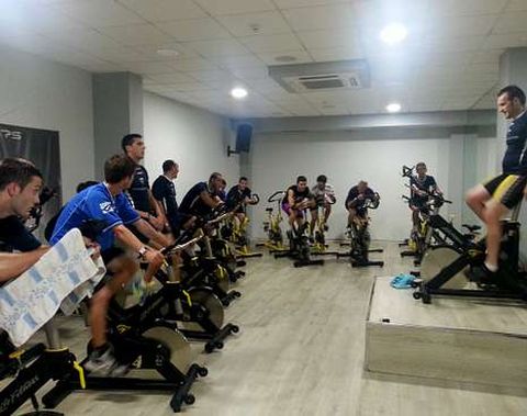Los jugadores del Boiro, esta semana, durante una clase de �spinning� en el gimnasio Ozono, a�n siguen completando su preparaci�n f�sica.