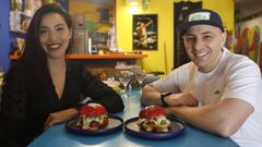 Carla y Lois, con la hamburguesa que acaban de lanzar en Charro Mex