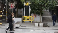 Operarios instalaron este martes vallas para impedir el paso de los peatones a las escaleras mec&aacute;nicas.