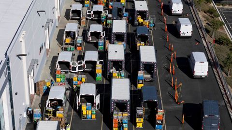 Trabajadores cargan paquetes de Amazon en furgonetas de un centro log�stico de California.