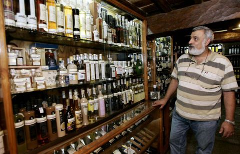 La vinoteca O Beiro adquiri fama gracias a la moderna gestin de Pepe Beiro y su hijo Jos. 