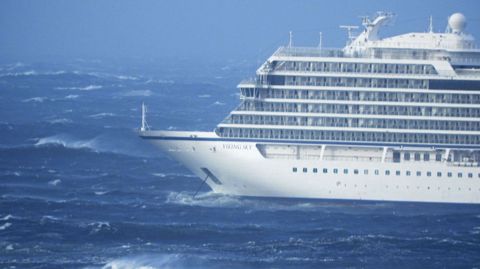 El barco noruego se encuentra a unos dos kil�metros de la costa