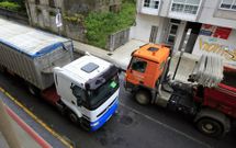 Los camioneros se quejan del gasto en gasolina que supone el rodeo que dan por la circunvalaci�n. 