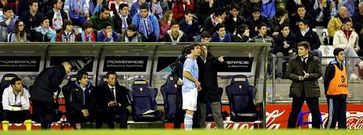 Abel Resino da indicacions a Mario Bermejo antes de que salte al terreno de juego. El t�cnico alab� la entrega de su equipo hasta el final del partido ante los blancos.