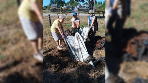 Un grupo de vecinas de la parroquia de A Broza desenterrando plsticos de silos para depositarlos en un punto de recogida