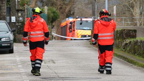 Emerxencias Vilagarc�a tuvo que retirar varias chapas de los antiguos dep�sitos del puerto