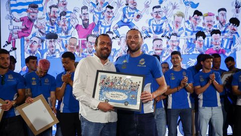 Jos� �ngel Jurado, en el momento de recibir la caricatura del ascenso de manos del periodista Iv�n Antelo