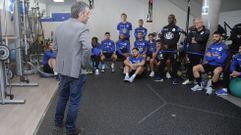 Xulio Ferreiro se dirige a la plantilla del Deportivo dentro del vestuario de Abegondo