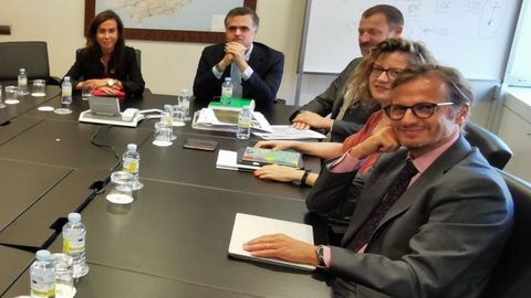 Mar�a Luisa Dom�nguez, segunda por la derecha, con Isabel Pardo de Vera en una reuni�n del ADIF con diputados ourensanos en el 2019