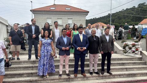 Lsa autoridades posan tras el desfile�de la Festa do Vi�o de Mea�o