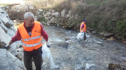 Limpieza del r�o Riosa.Limpieza del r�o Riosa