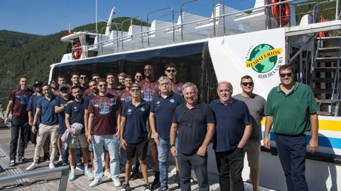 Plantilla, cuerpo tcnico y presidente del COB, tras un paseo en catamarn por los caones del Sil en la Ribeira Sacra.