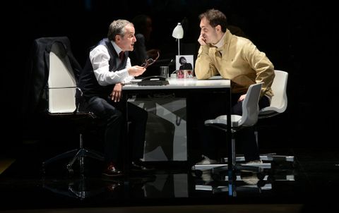 Morris y Alonso, el director de una sucursal y un cliente en apuros, protagonizan «O Crédito».