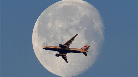 Un avi�n de pasajeros de British Airways vuela frente a la luna sobre Londres