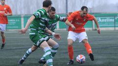 Iv�n Amor y Josi�o presionan al burelense David Ben en el encuentro disputado en A Porta Santa. 